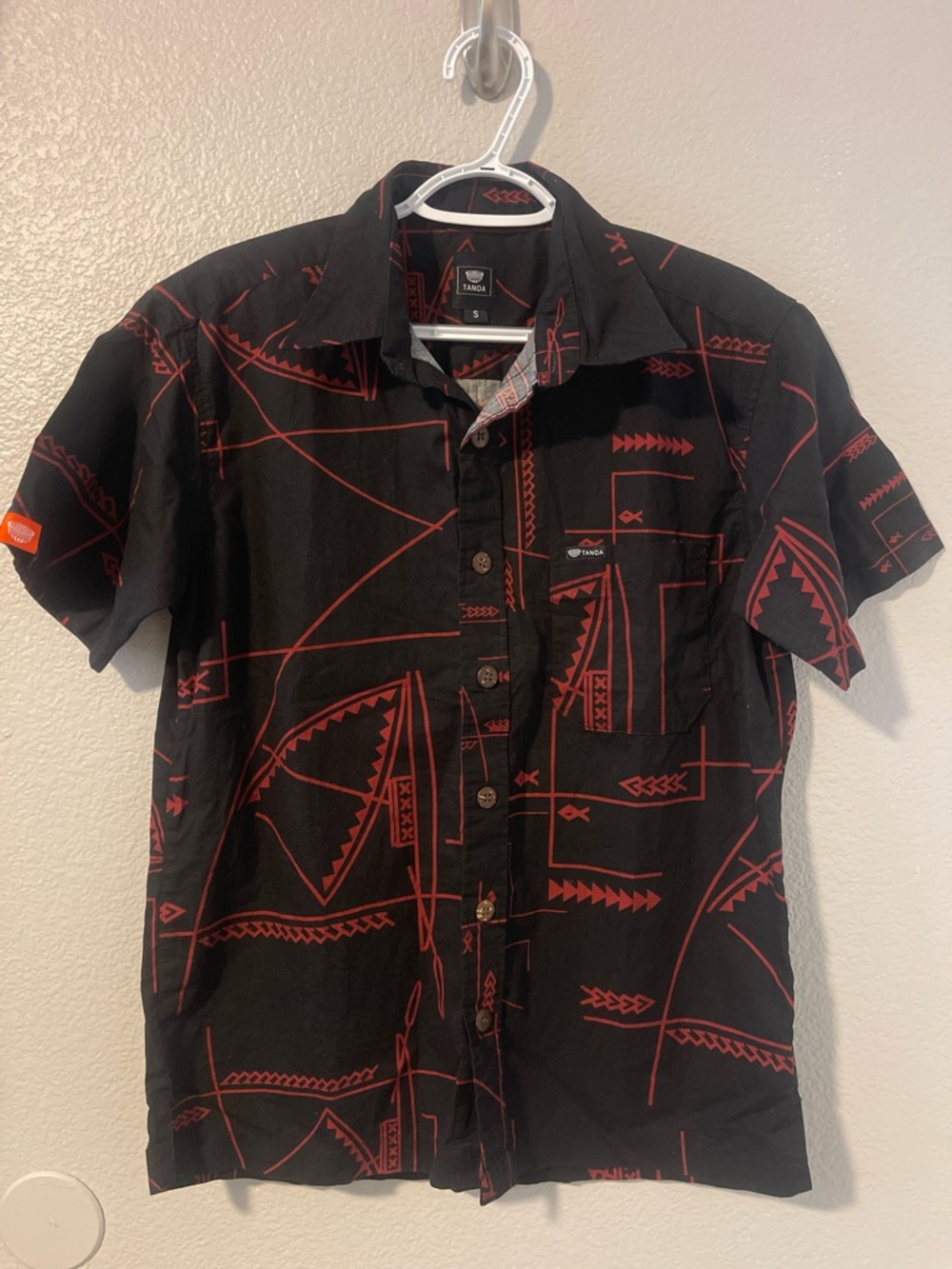 Tanoa / Polynesian - Men’s Black & Red Short-Sleeve Button-Up Shirt